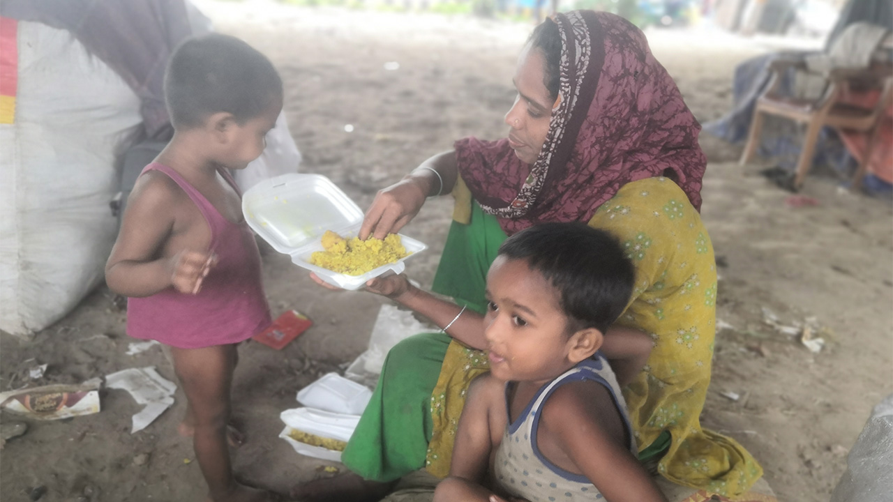 কালসী বস্তিতে এক পরিবার। ছবি: চরচা