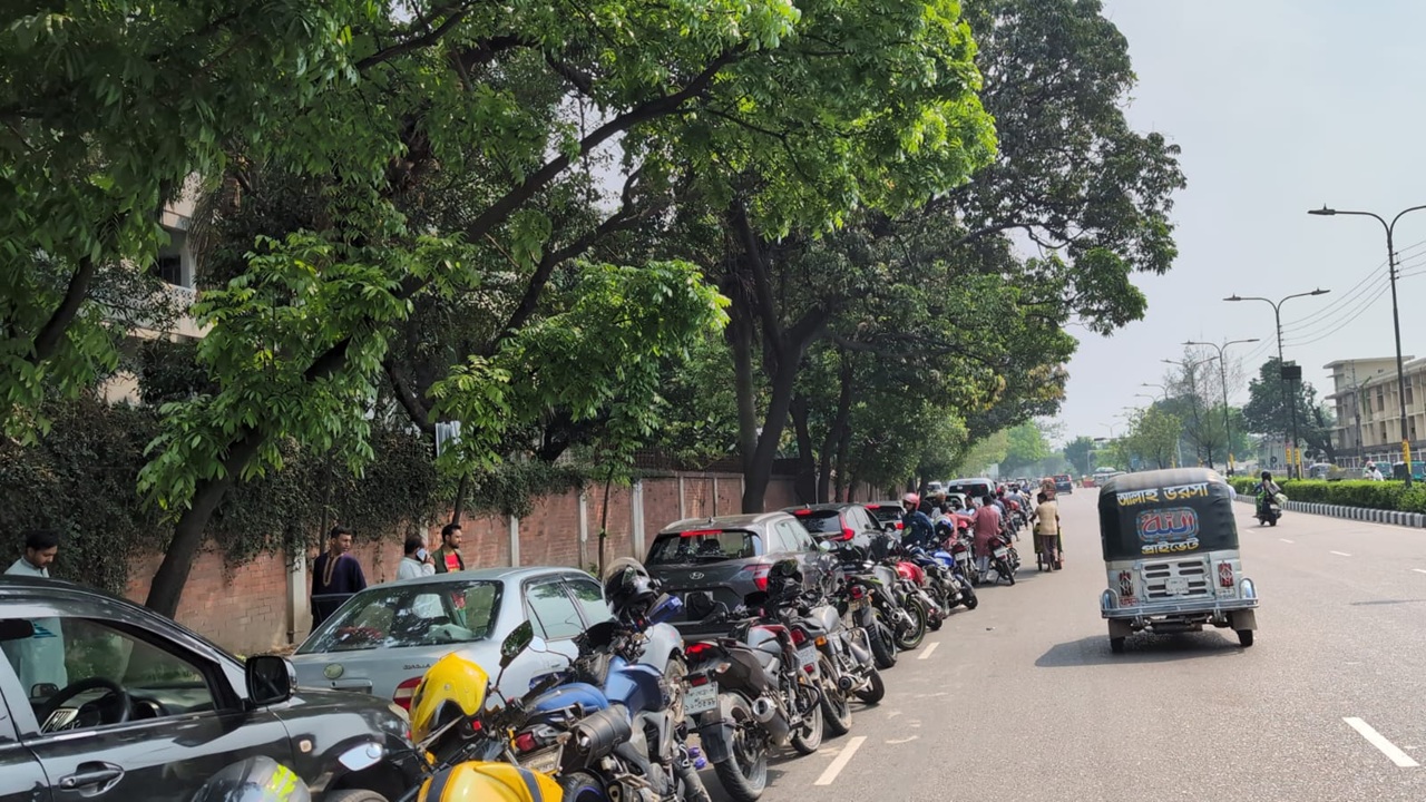 জ্বালানি তেল সংকট: বুমেরাং হচ্ছে সরকারের পদক্ষেপ