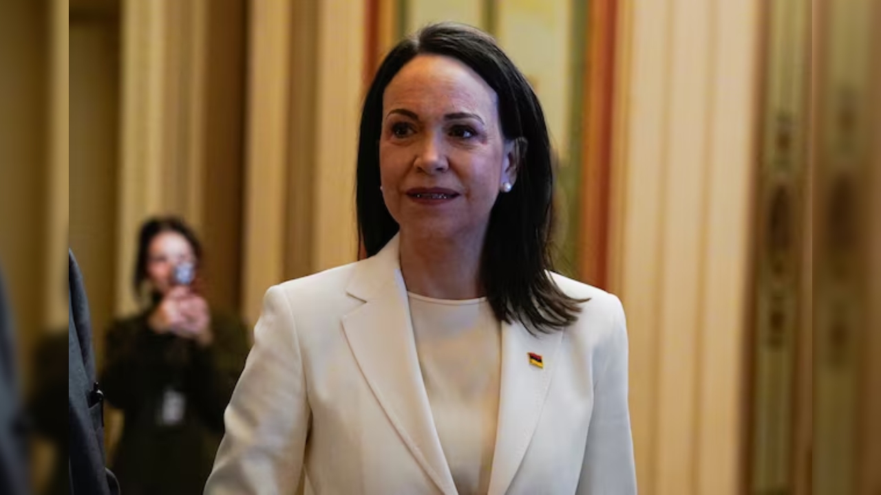 ট্রাম্পকে নোবেল পদক উপহার দিলেন মাচাদো