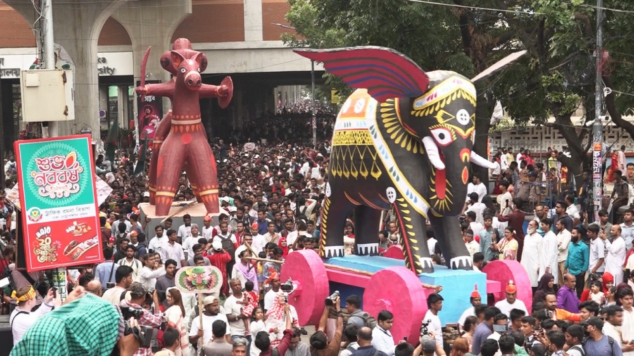 চারুকলার বর্ণিল শোভাযাত্রায় বৈশাখ বরণ