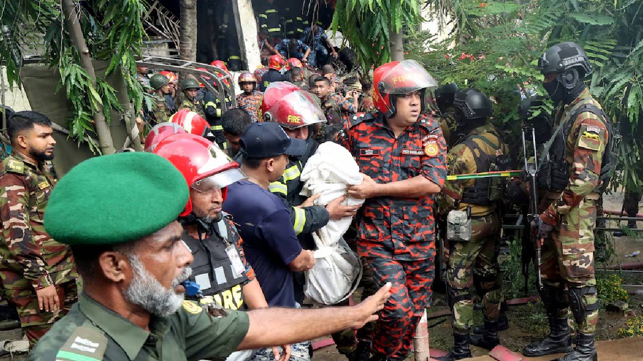 বিমানটি বিধ্বস্ত হওয়ার প্রায় এক ঘণ্টা পর আগুন নিয়ন্ত্রণে আসে। ছবি: রয়টার্স