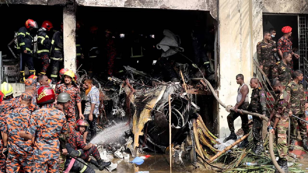 বিধ্বস্ত হওয়ার সঙ্গে সঙ্গে বিমানটির ফুয়েল ট্যাংকটি পুরোপুরি চূর্ণ বিচূর্ণ হয়ে যায়। ছবি: রয়টার্স