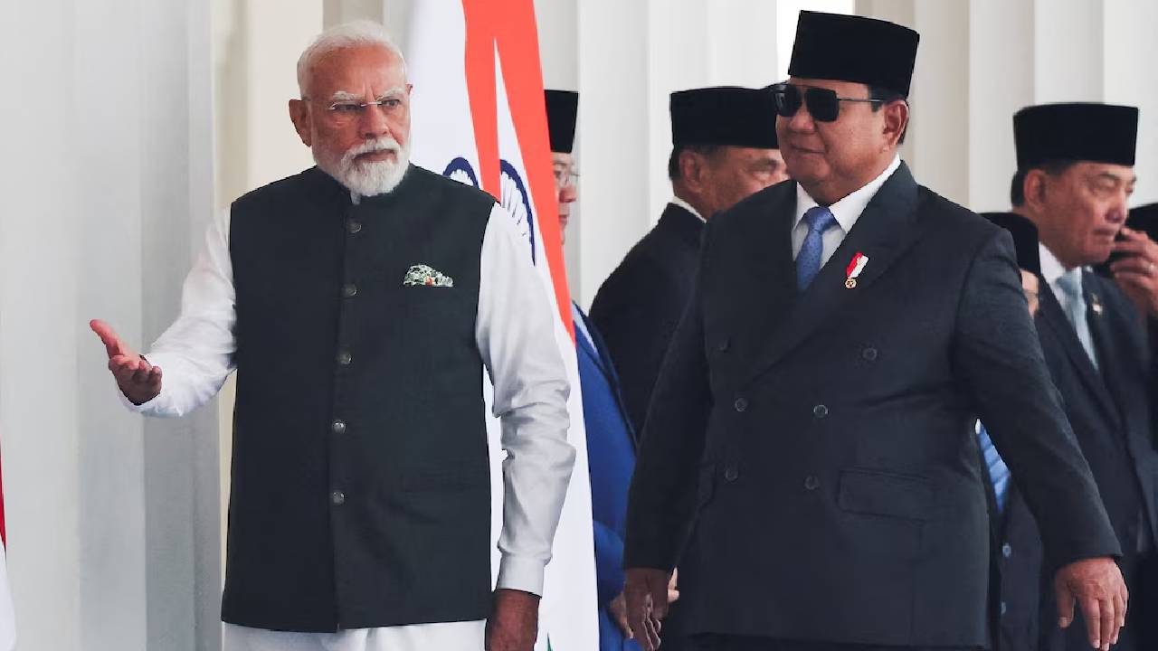 ভারতের প্রধানমন্ত্রী নরেন্দ্র মোদি ও ইন্দোনেশিয়ার প্রেসিডেন্ট প্রাবোও সুবিয়ান্তো। ছবি: রয়টার্স