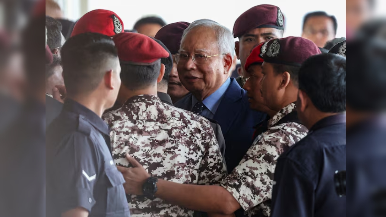 মালয়েশিয়ার সাবেক প্রধানমন্ত্রী নাজিবের ১৫ বছরের কারাদণ্ড