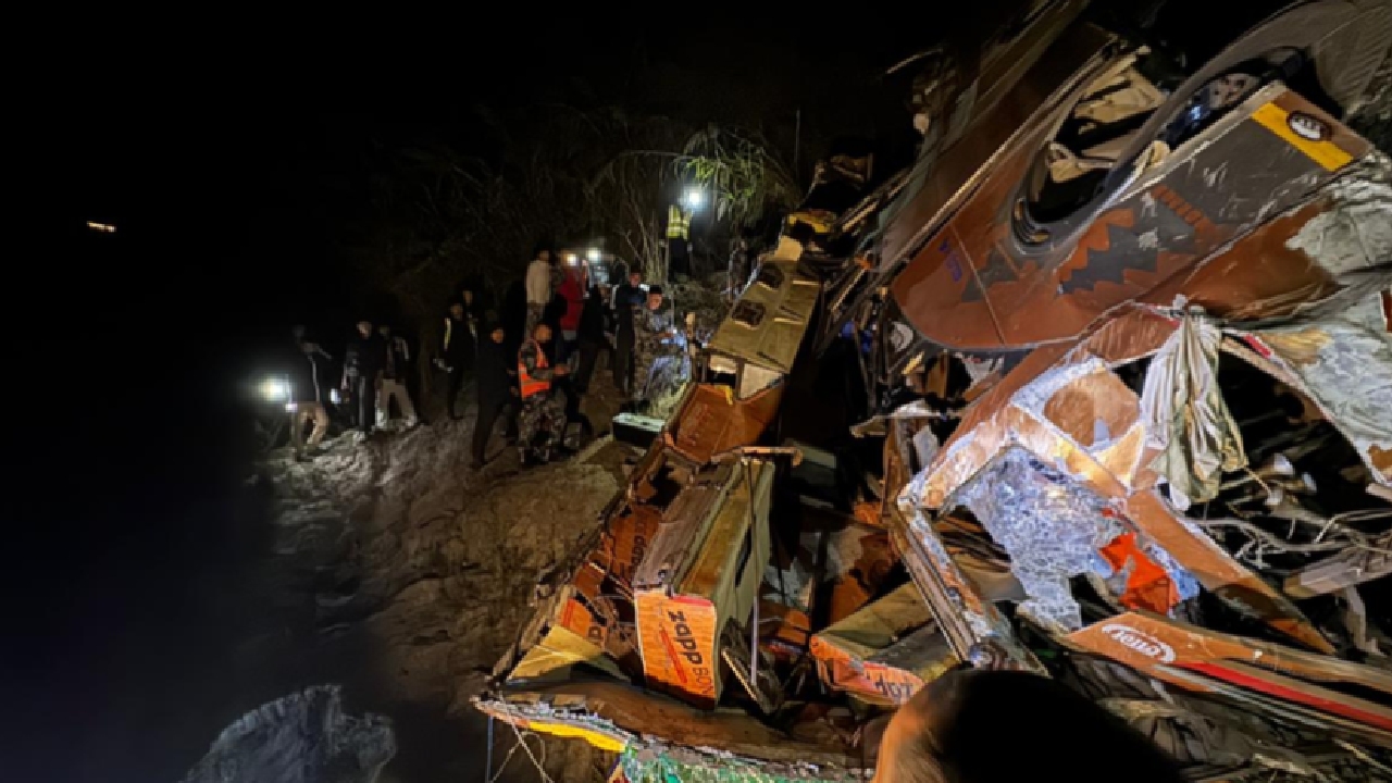 নেপালে যাত্রীবাহী বাস নদীতে পড়ে নিহত ১৮