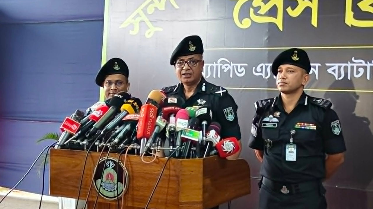 লুট হওয়া অস্ত্র উদ্ধারে সারা দেশে বিশেষ অভিযান শুরু করবে র্যাব: ডিজি