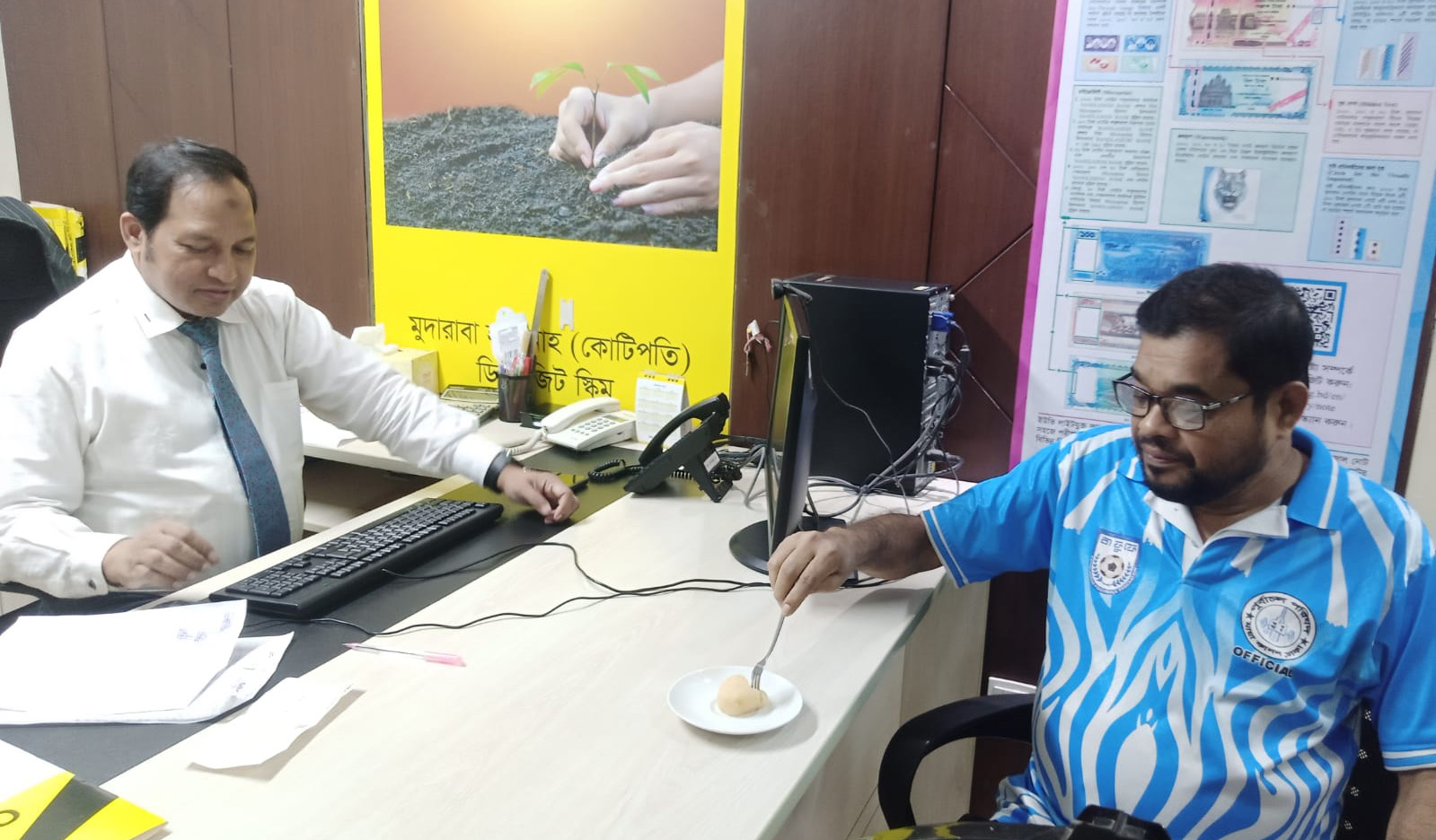কোনো কোনো শাখায় গ্রাহকদের হাতে টাকা তুলে দেওয়ার পাশাপাশি ফুল ও মিষ্টি দিয়ে শুভেচ্ছা জানাচ্ছেন ব্যাংকের কর্মকর্তারা। ছবি: চরচা