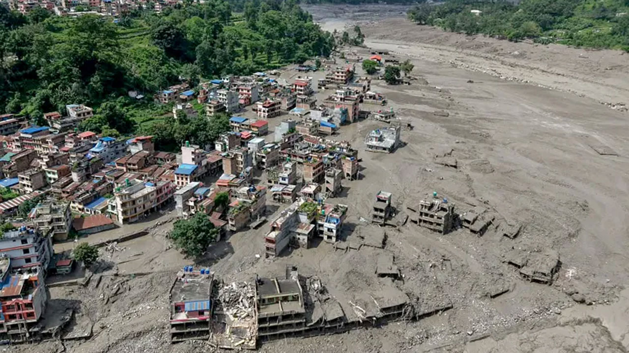 নেপালের পালের নুয়াকোট জেলার ত্রিশুলিতে বিধ্বংসী বন্যার পর ভবন ও সম্পত্তি কাদায় ঢেকে যেতে দেখা যাচ্ছে, একটি ড্রোন থেকে তোলা দৃশ্যে। ছবি: রয়টার্স