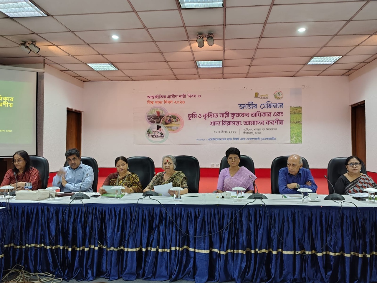 
বাণিজ্যিকীকরণ, স্বজনপ্রীতি ও স্বীকৃতির অভাবে কৃষিতে কমছে নারীর অংশগ্রহণ