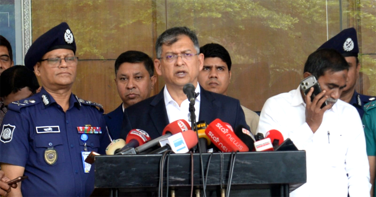 সন্ত্রাস-মাদক নিয়ন্ত্রণে ব্যর্থ পুলিশ কর্মকর্তাদের বিরুদ্ধে হুঁশিয়ারি স্বরাষ্ট্রমন্ত্রীর