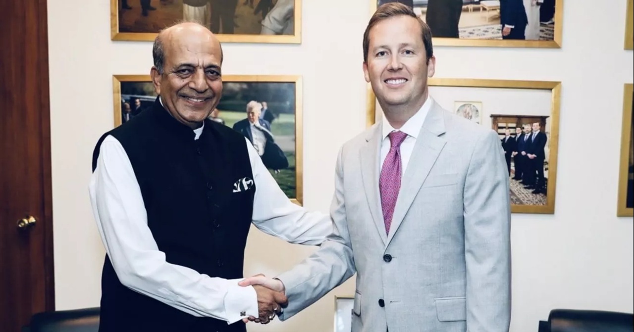 সার্জিও গোর ও দিনেশ ত্রিবেদীর ‘সৌহার্দ্যপূর্ণ’ বৈঠক