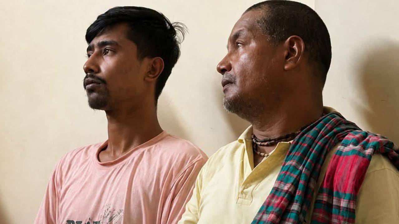 আসামি সিদ্ধার্থ দাসের বাবা ও ভাই। ছবি: চরচা