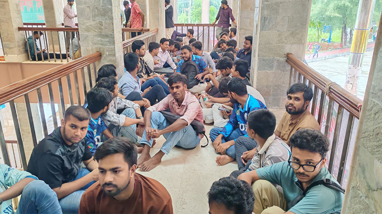 শিক্ষকের অপসারণের দাবিতে ববিতে শিক্ষার্থীদের অনশন