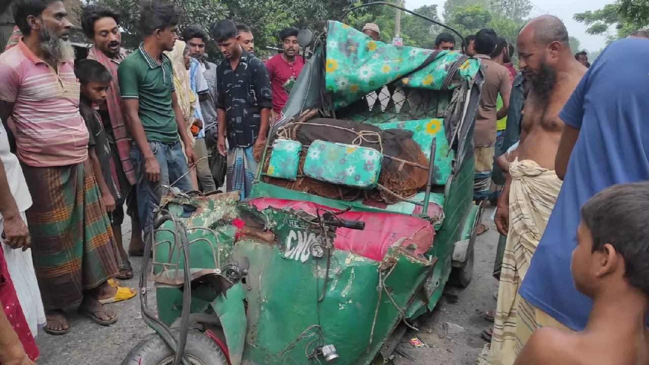 সিরাজগঞ্জে দাঁড়িয়ে থাকা ট্রাকে অটোরিকশার ধাক্কা, নিহত ২