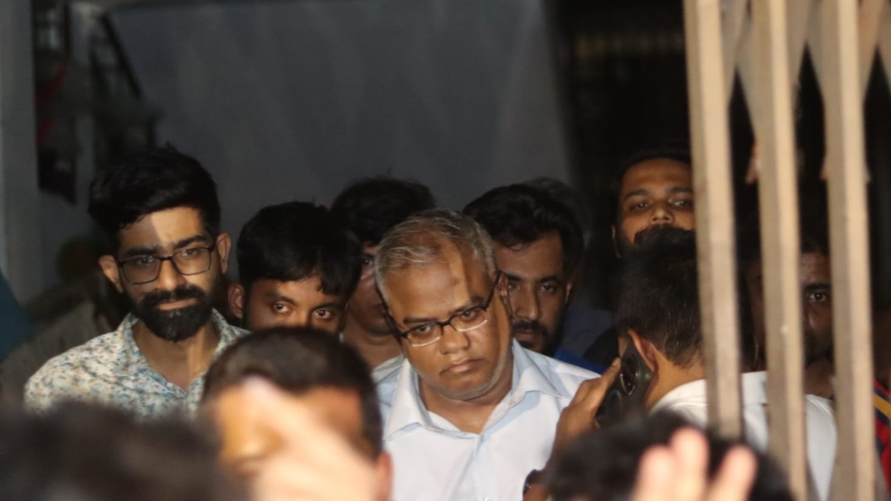 ৩০ ঘন্টা অবরুদ্ধ থাকার পর প্রশাসনের সহায়তায় ক্যাম্পাস ছাড়লেন চুয়েট ভিসি 