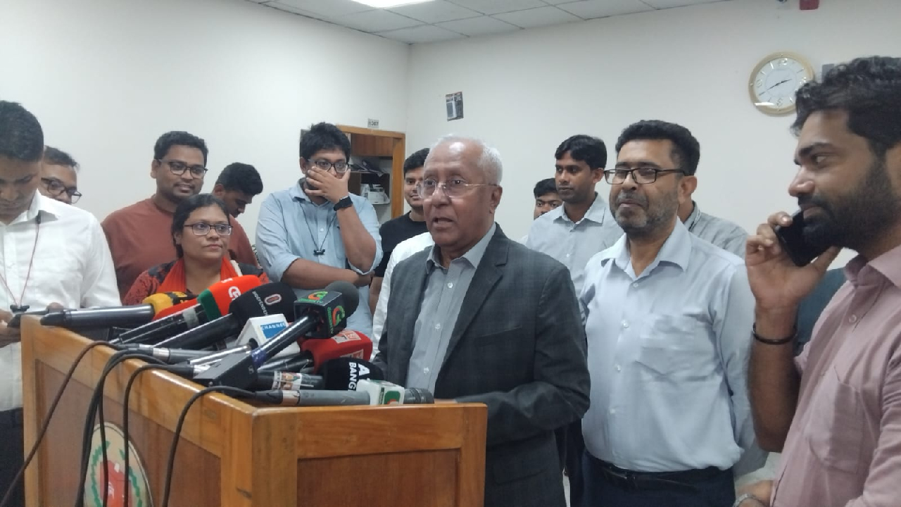 রাজনৈতিক প্রশ্ন নেতাদের কাছে করবেন: ফ্লোর ক্রসিং নিয়ে ইসি সচিব