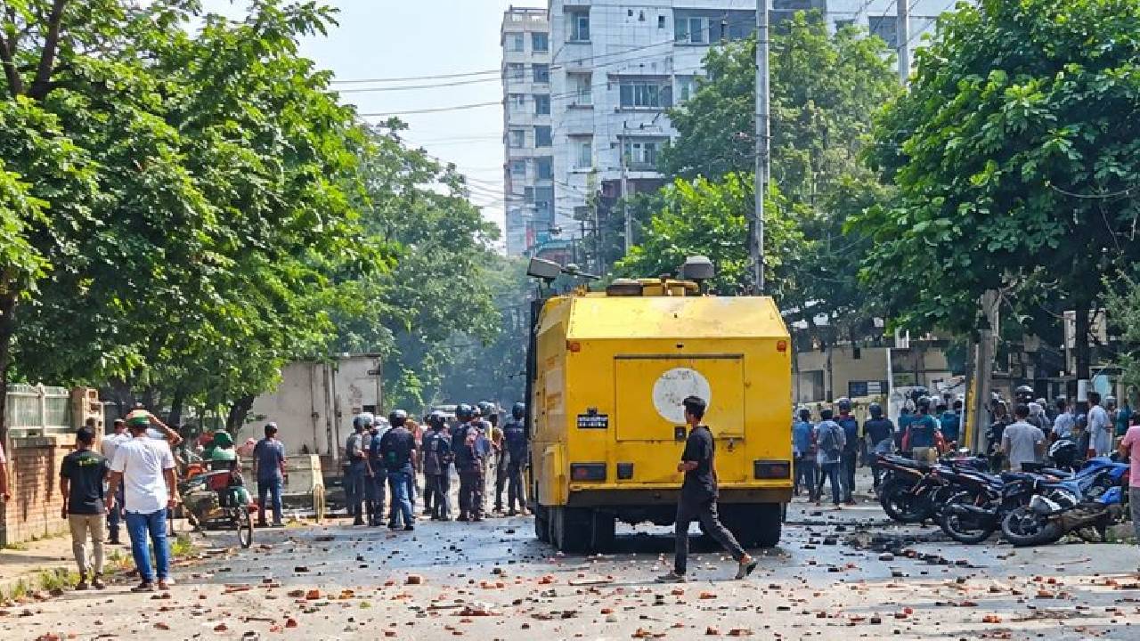 উত্তরায় ‘শ্রমিকদের’ সঙ্গে পুলিশের সংঘর্ষ, আহত অনেকে