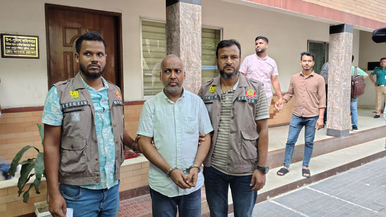 অস্ত্র ও গুলিসহ ‘শুটার জাকির’ গ্রেপ্তার
