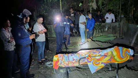মধ্যরাতে পুলিশ পাহারায় দাফন করা হয় মানিক পশারীকে। ছবি: সংগৃহীত