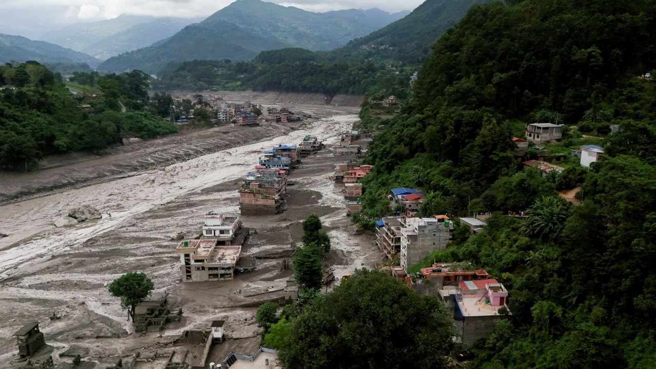 নেপাল-তিব্বত সীমান্তে বন্যায় অন্তত ১ হাজার ৪০০ জন নিখোঁজ। ছবি: রয়টার্স