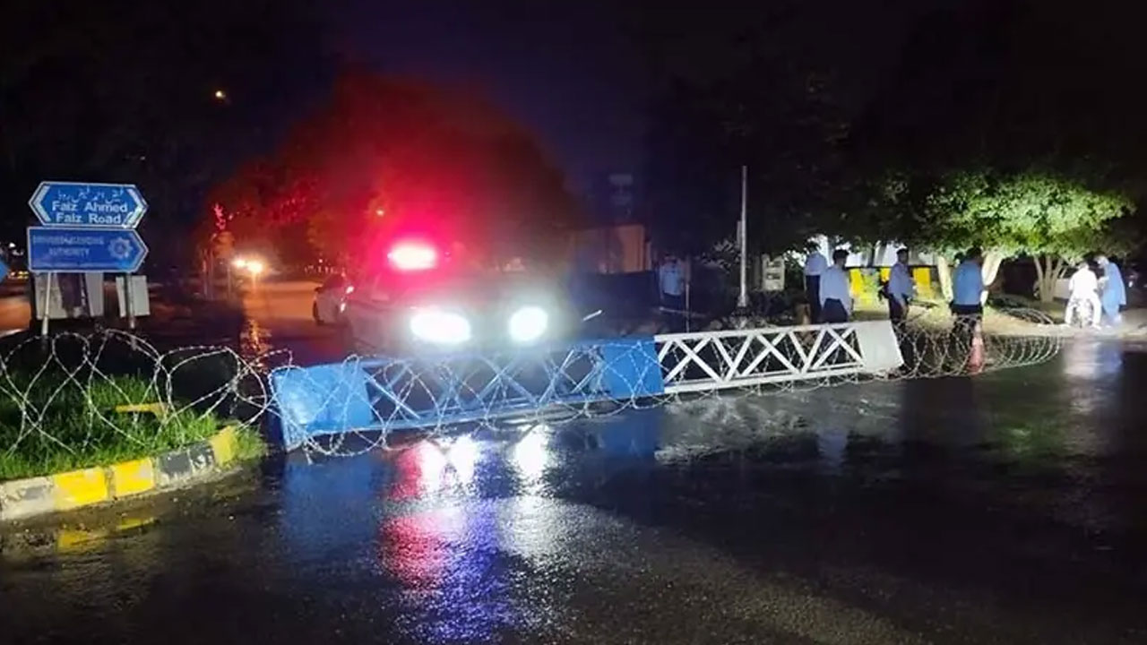 ইসলামাবাদের শিফা আন্তর্জাতিক হাসপাতালের কাছে ব্যারিকেডের পেছনে অবস্থান করছে একটি পুলিশের গাড়ি। ছবি: ডন