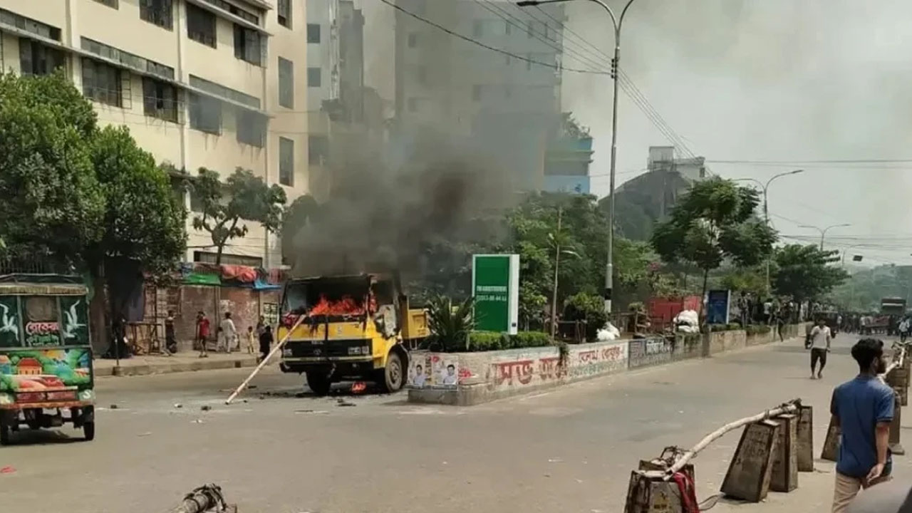 মিরপুরে ফুটপাতে উচ্ছেদ অভিযান ঘিরে হামলা, ভাঙচুর ও অগ্নিসংযোগ। ছবি: সংগৃহীত