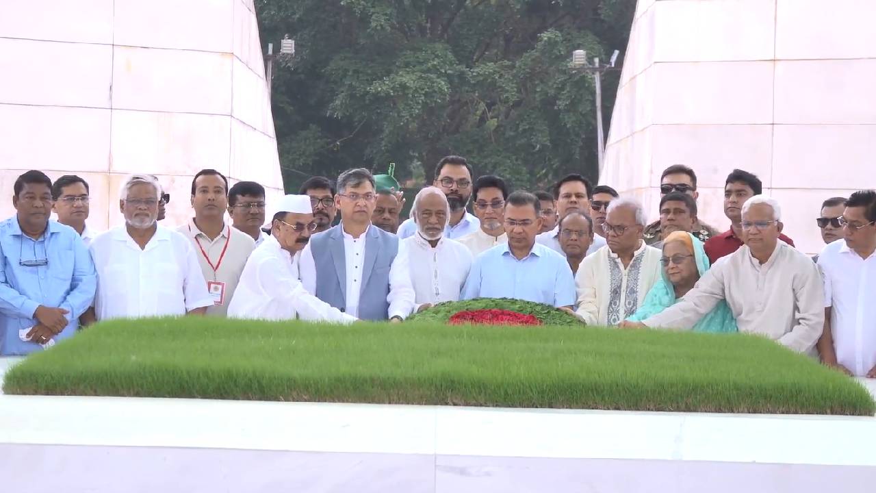 জিয়াউর রহমান ও খালেদা জিয়ার সমাধিতে প্রধানমন্ত্রীর শ্রদ্ধা
