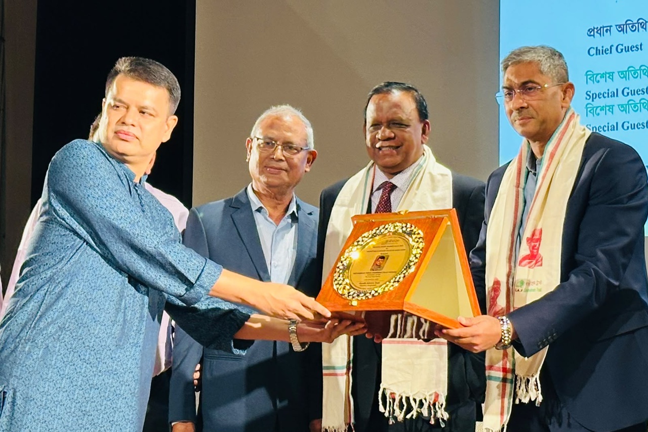 মহাত্মা গান্ধী গুডউইল অ্যাওয়ার্ড পেলেন কালের কণ্ঠের ফারুক মেহেদী