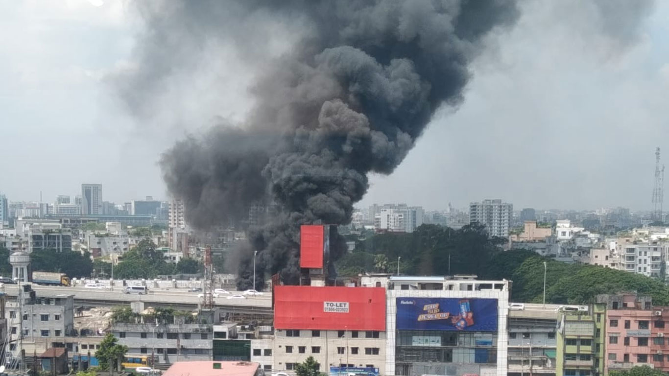 মহাখালীতে পরিত্যক্ত ভবনে আগুন