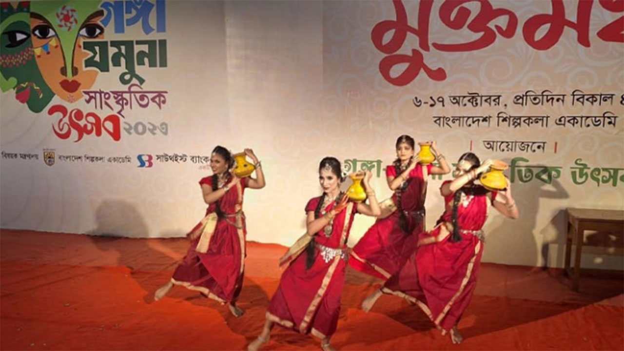 সংস্কৃতির মঞ্চে কেন ভয়ের ছায়া?