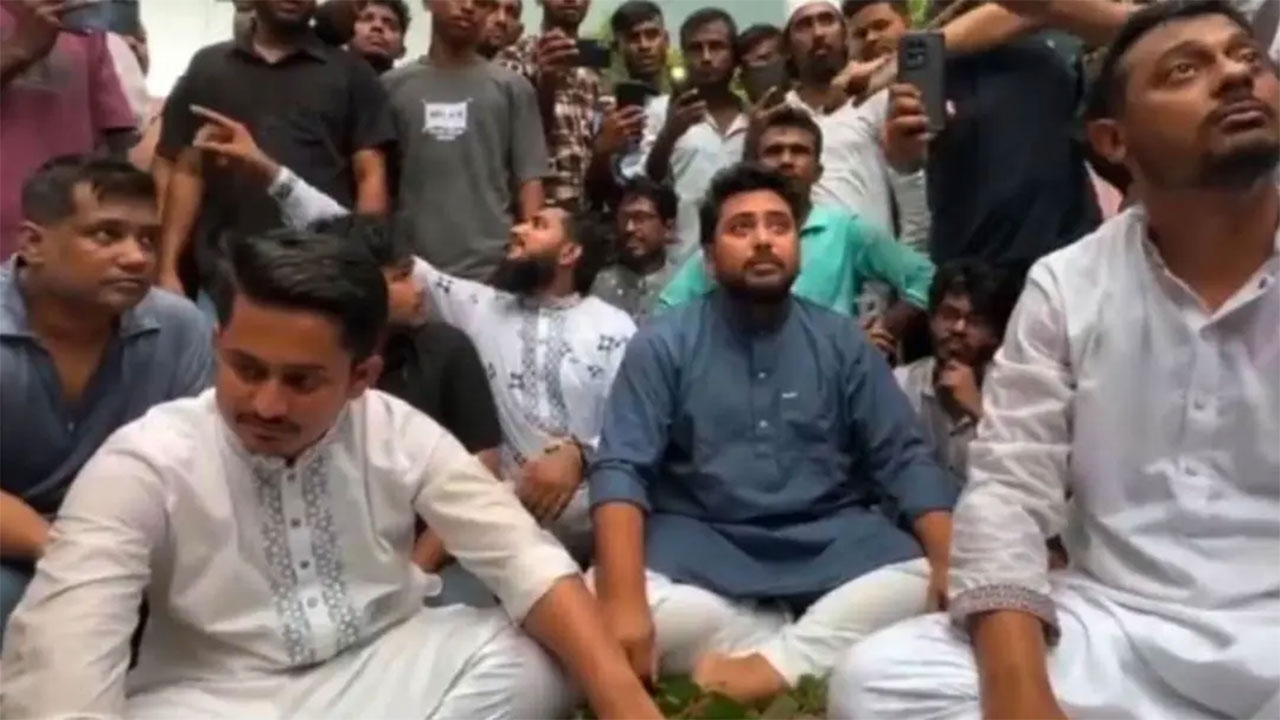 হবিগঞ্জে গাড়িবহরে বাধা, রাস্তা‍য় বসে পড়লেন এনসিপি নেতারা