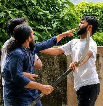 বেলচা হাতে গ্রন্থাগারে ঢোকার চেষ্টা সালাউদ্দিন আম্মারের। ছবি: ভিডিও থেকে নেওয়া