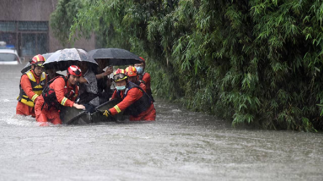 জলবায়ু পরিবর্তনের কারণে বৃষ্টিপাতের পরিমাণ ও তীব্রতা বাড়ছে। ছবি: রয়টার্স