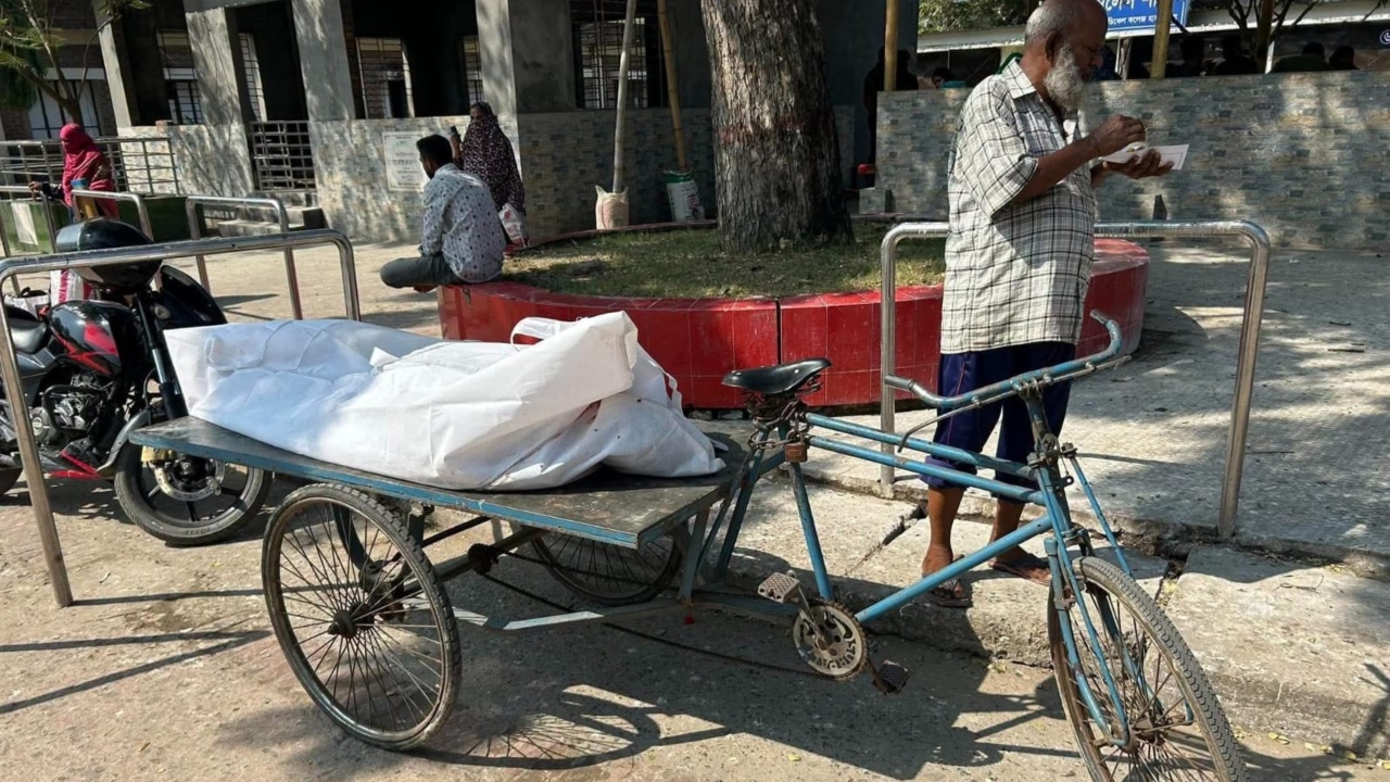 রাজশাহীতে মাদ্রাসা মাঠের পুকুর থেকে অজ্ঞাত যুবকের গলিত মরদেহ উদ্ধার
