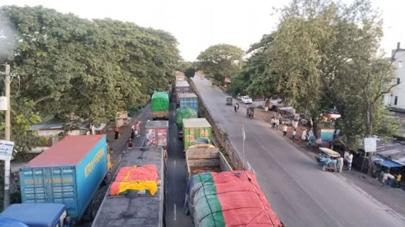 ঢাকা-চট্টগ্রাম মহাসড়কে এখনো যানবাহনের দীর্ঘ সারি