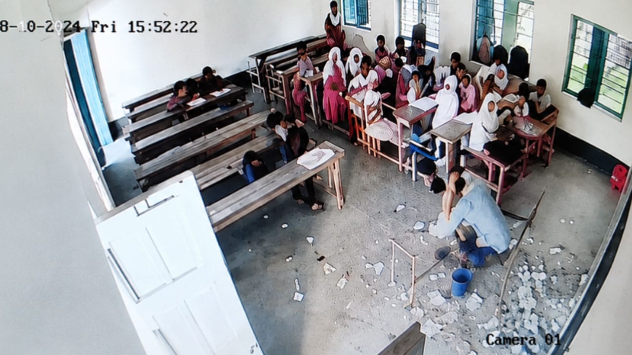 বরিশালে ক্লাস চলাকালে পলেস্তারা খসে শিক্ষক আহত 