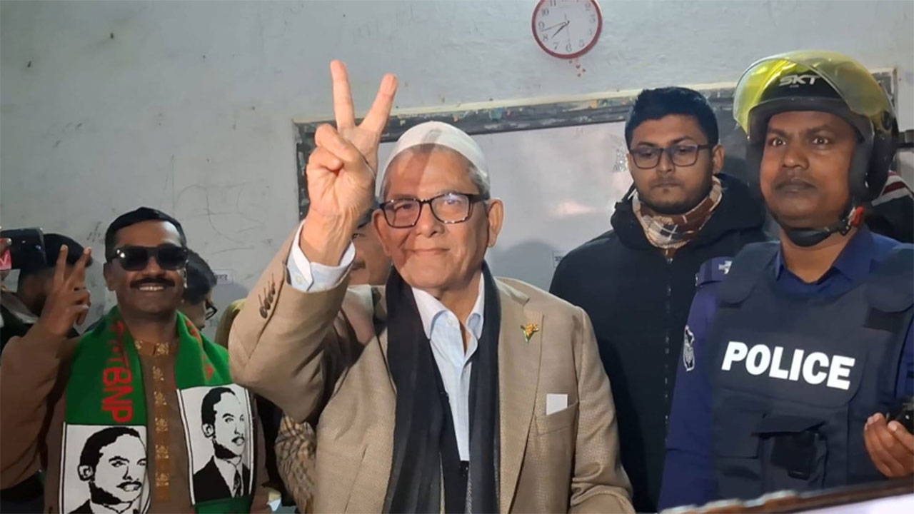 গত ১২ ফেব্রুয়ারি ঠাকুরগাঁও সরকারি বালিকা উচ্চ বিদ্যালয় কেন্দ্রে ভোট দেওয়ার পর মির্জা ফখরুল। ফাইল ছবি