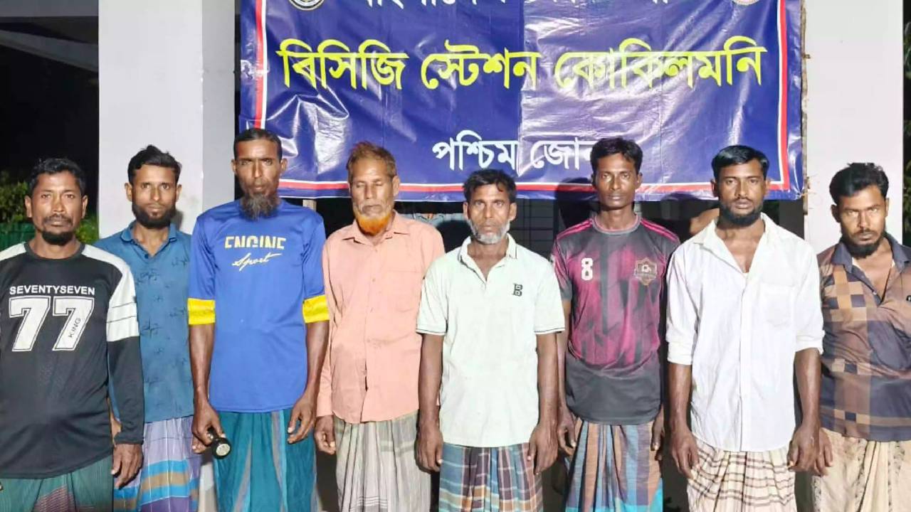 বঙ্গোপসাগরে ৫ দিন ধরে ভাসতে থাকা ৮ জেলেকে জীবিত উদ্ধার