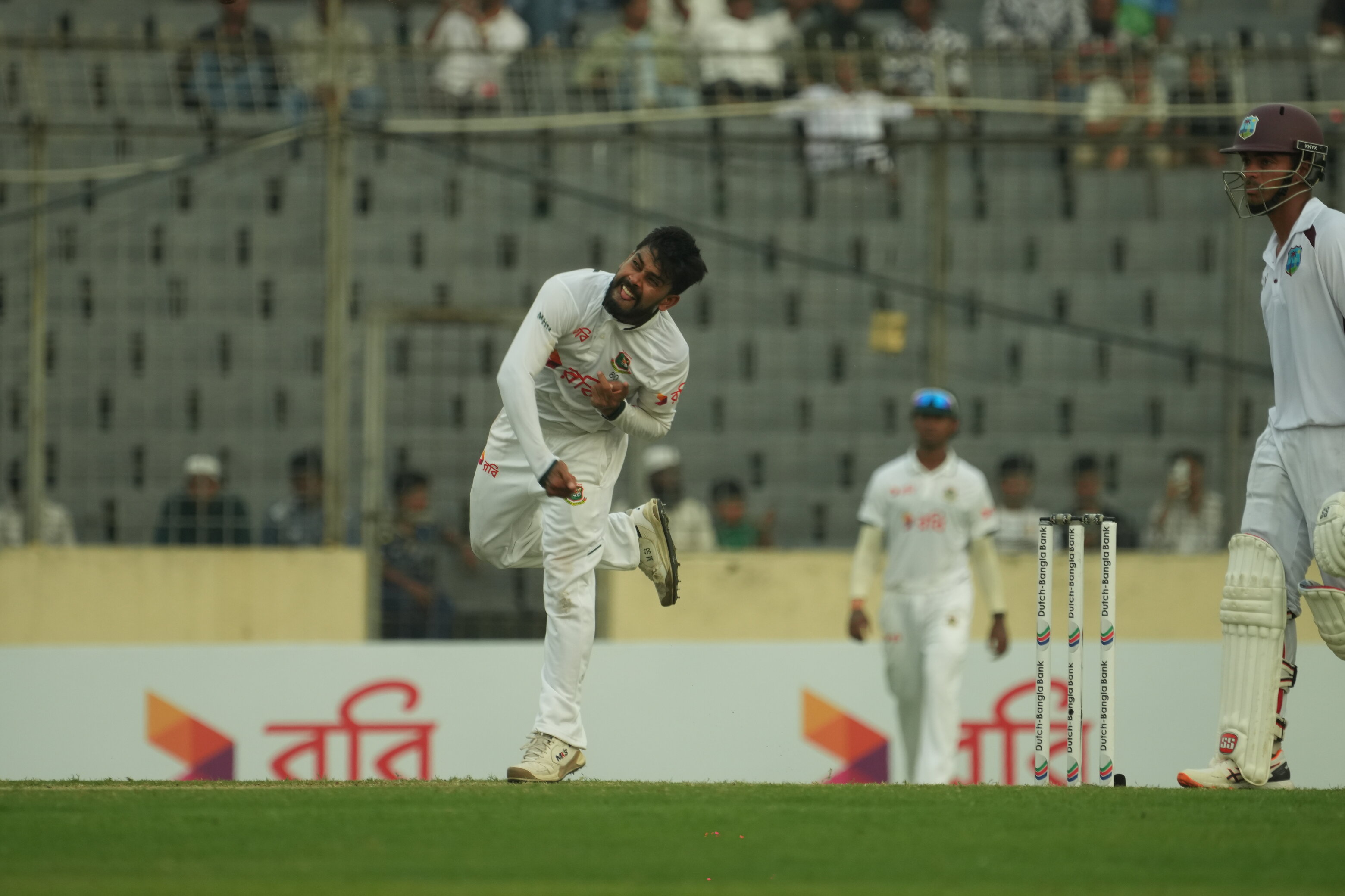 ব্যাটিংয়ে বিপর্যয়ের পর স্পিনারদের দিকে তাকিয়ে বাংলাদেশ