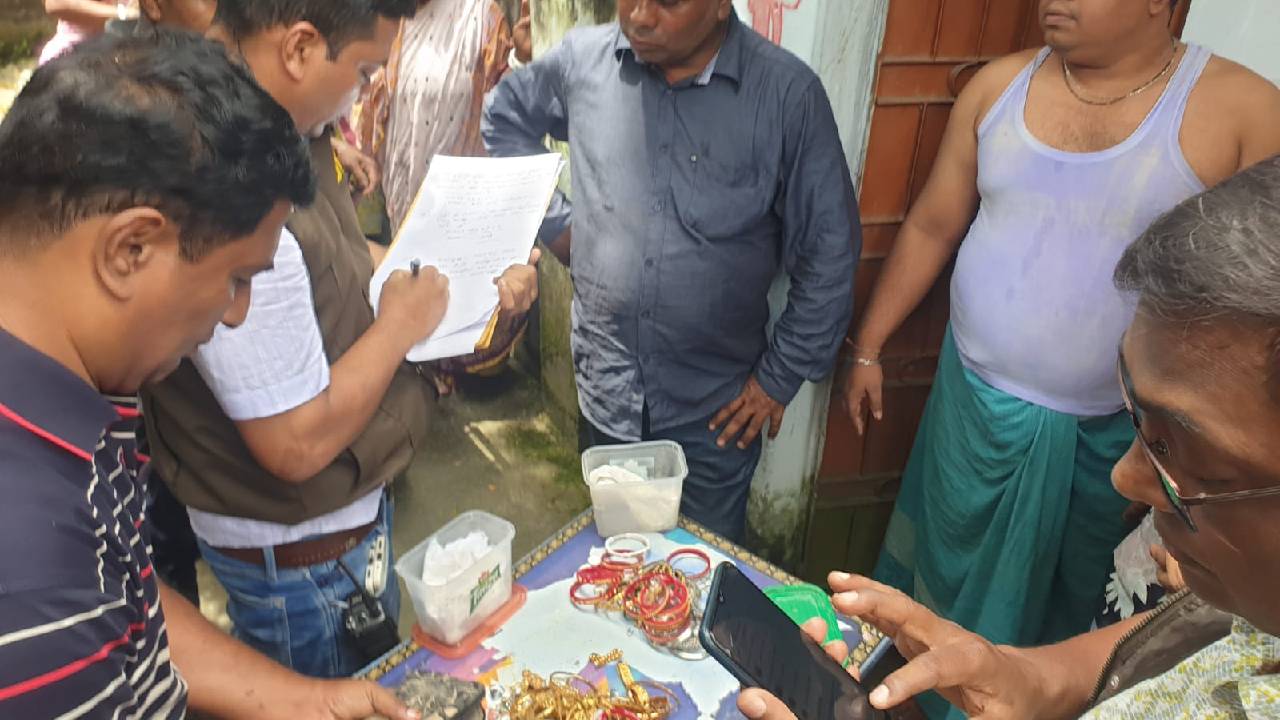 আসামি সিদ্ধার্থের তথ্যে তার পরিবারকে সঙ্গে নিয়ে লুট করা স্বর্ণালংকার উদ্ধার করা হয়। ছবি: চরচা