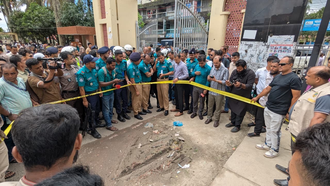বরিশালে আদালত চত্বরে ককটেল বিস্ফোরণ