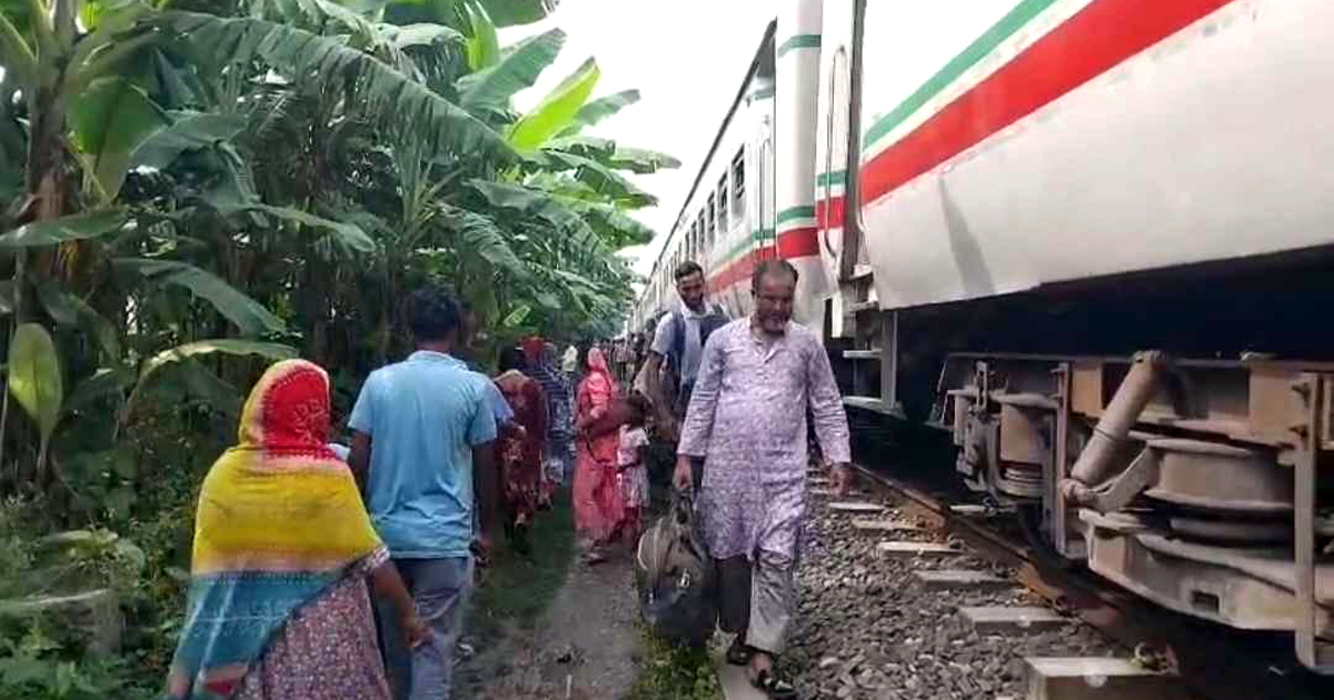 জয়পুরহাটে বড় ধরনের ট্রেন দুর্ঘটনা থেকে রক্ষা যাত্রীদের