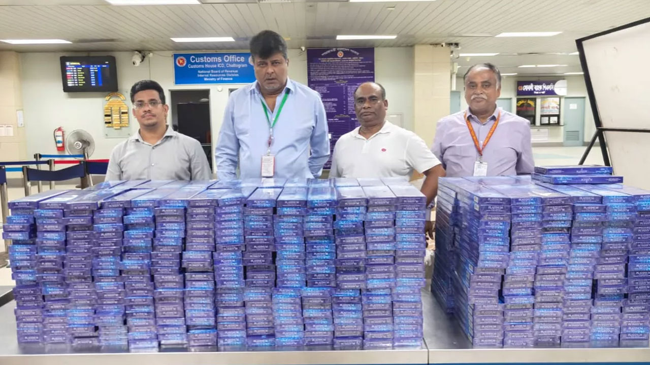 শাহ আমানতে এক ফ্লাইটে ১৮০২ কার্টন সিগারেট ও ১৩ আইফোন জব্দ
