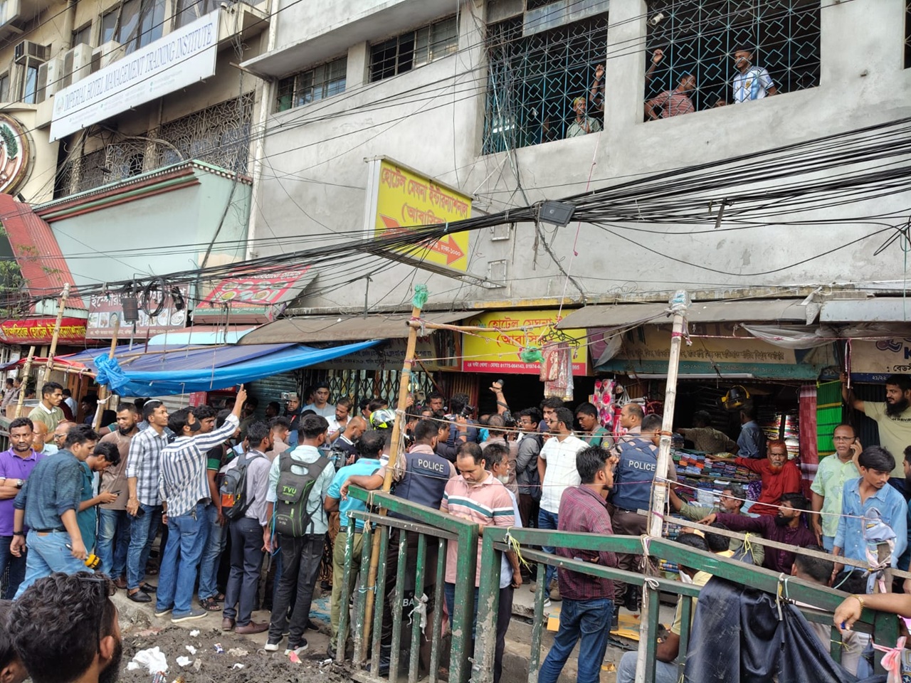 জাসদের প্রতিনিধি সভায় ঢুকে শতাধিক ‘আওয়ামী লীগ কর্মী’ ধরল পুলিশ