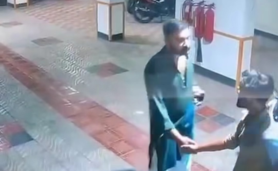 বন্ধু দ্বীপের সাথে মধ্যরাত পর্যন্ত ছিলেন তাহসিফ, মোটরসাইকেল কোথায়?