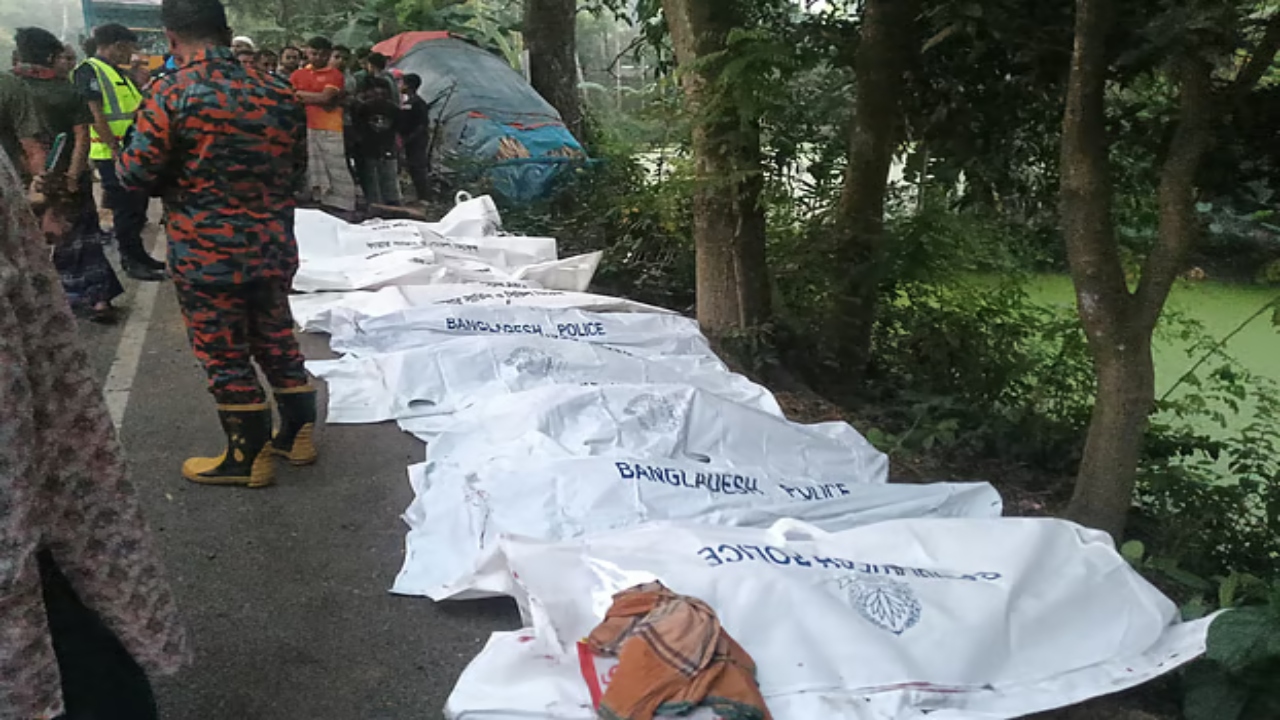নাটোরে বাস-ট্রাক মুখোমুখি সংঘর্ষে নিহত অন্তত ১৩ 