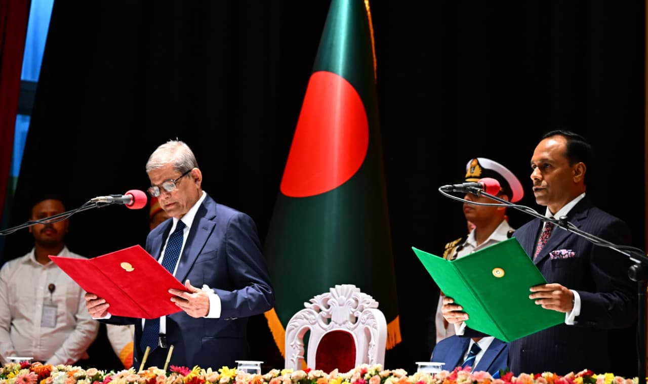 শপথ নিলেন বাংলাদেশের ২৩তম রাষ্ট্রপতি মির্জা ফখরুল ইসলাম আলমগীর