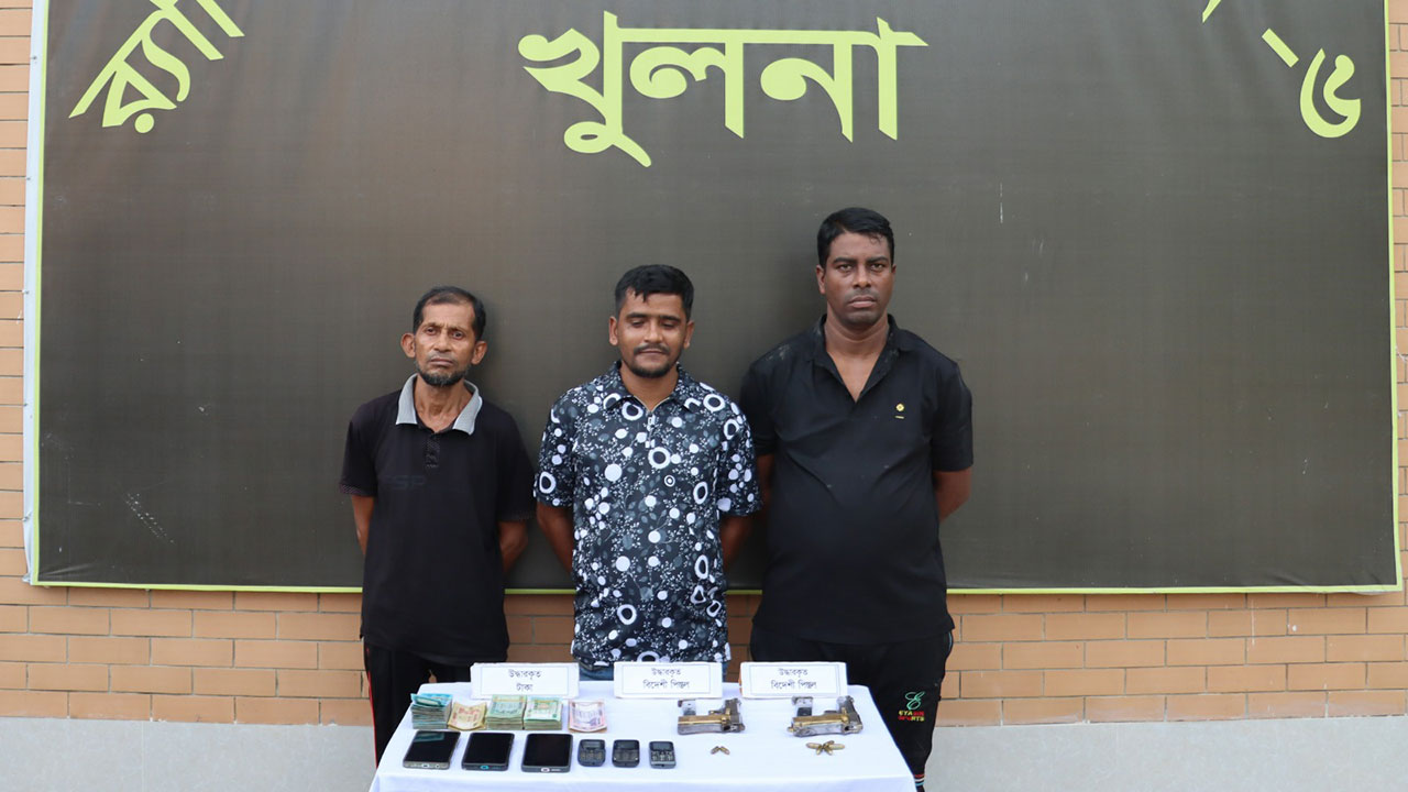 খুলনায় অস্ত্র-গুলিসহ আটক ৩