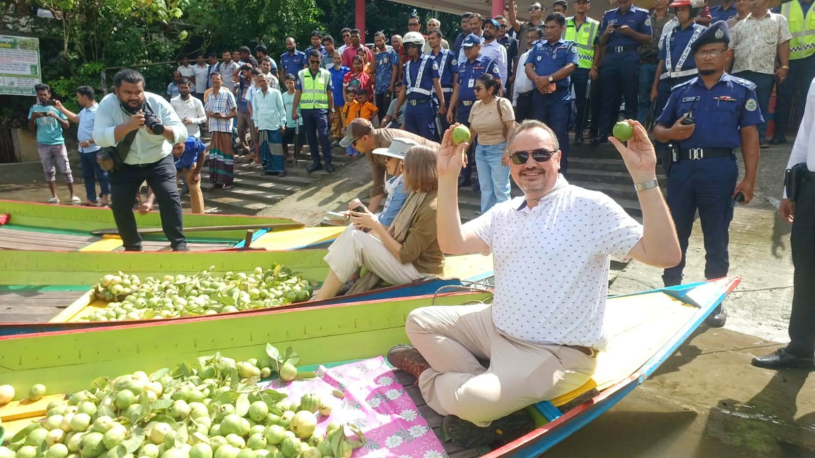 ঝালকাঠিতে ভাসমান পেয়ারার বাজার ঘুরে দেখলেন যুক্তরাষ্ট্রের রাষ্ট্রদূত
