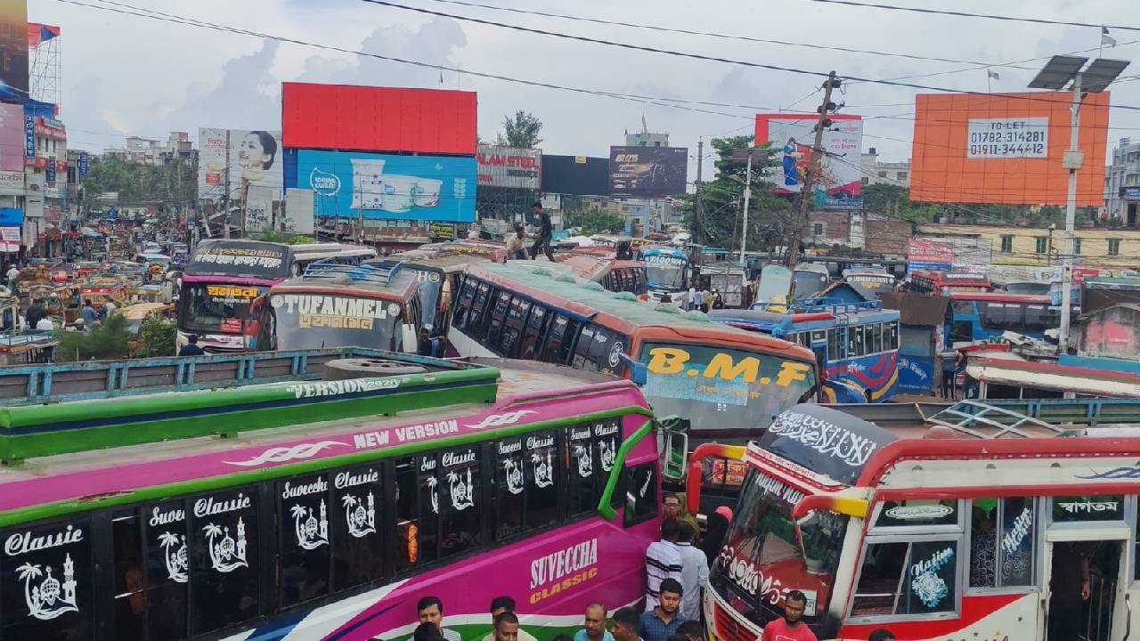 বরিশাল-ঢাকা মহাসড়ক ফের অবরোধ, বন্ধ ১৭ রুটের বাস